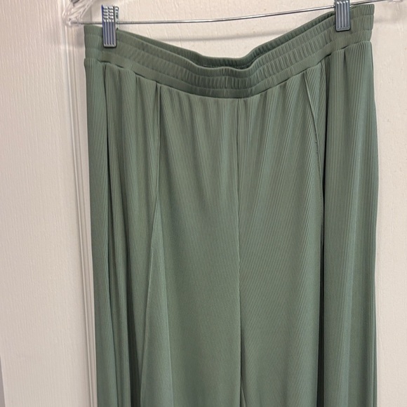 Chic Green Pleated Trousers - Picture 1 of 5